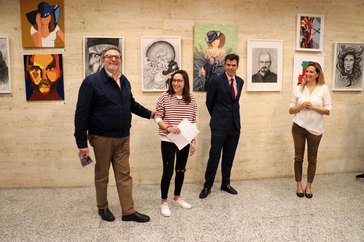 El alumnado del IES Tirant lo Blanc presenta sus obras artísticas en una original exposición