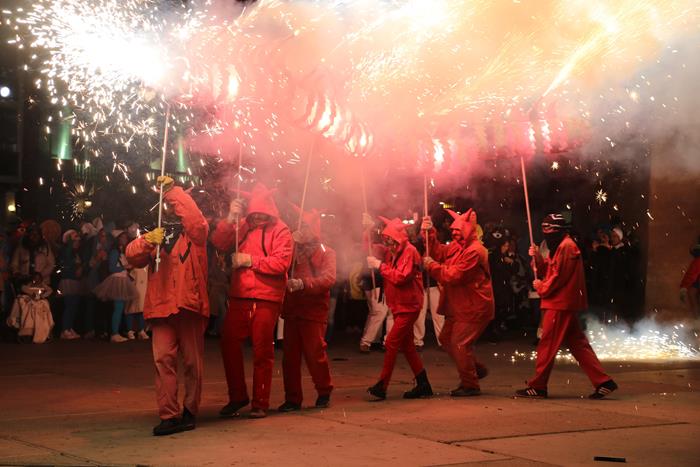 Torrent celebra un carnestoltes que ompli els carrers de música, llum i foc