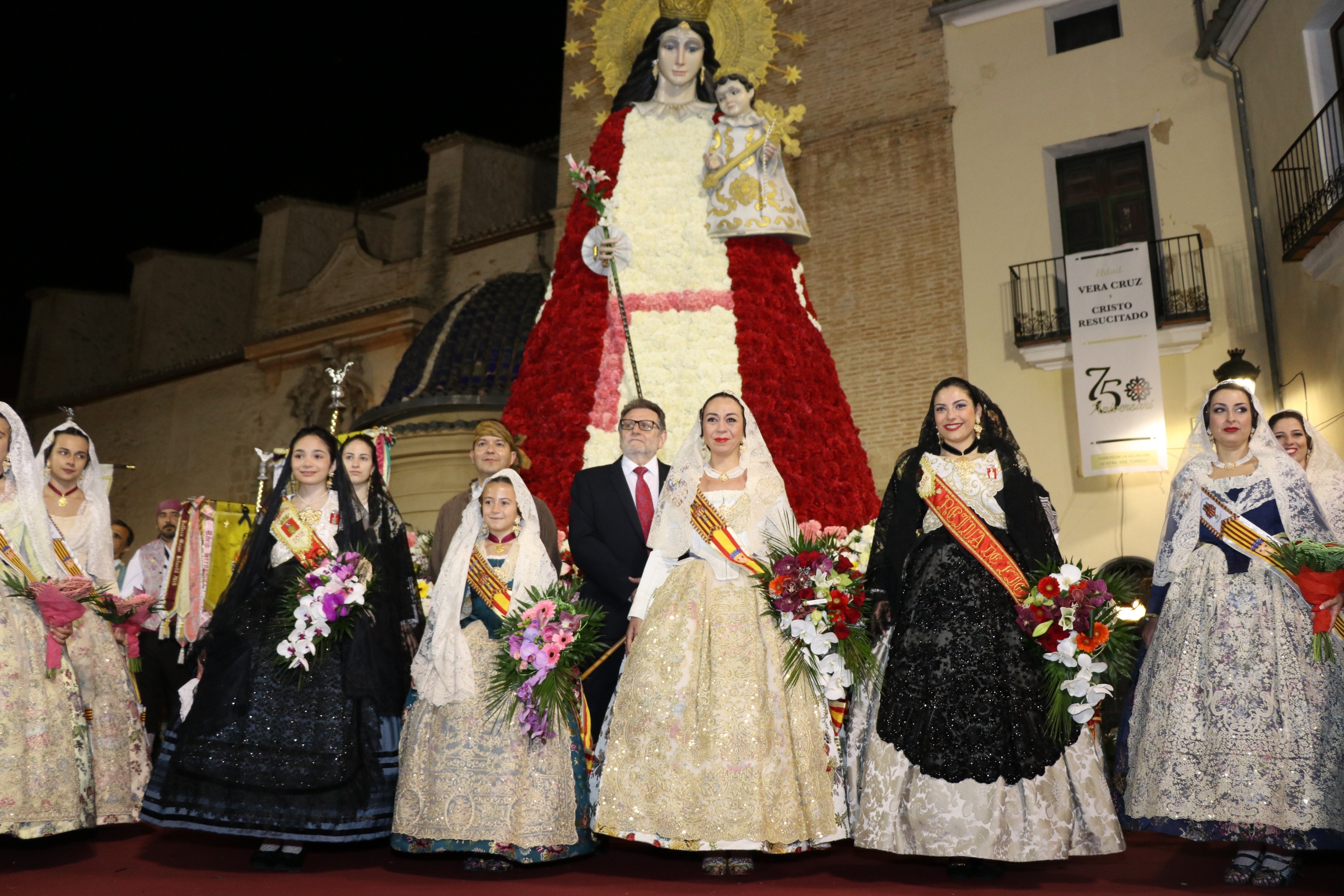 Miles de falleros y falleras participan en la Ofrenda a la Virgen María de Torrent