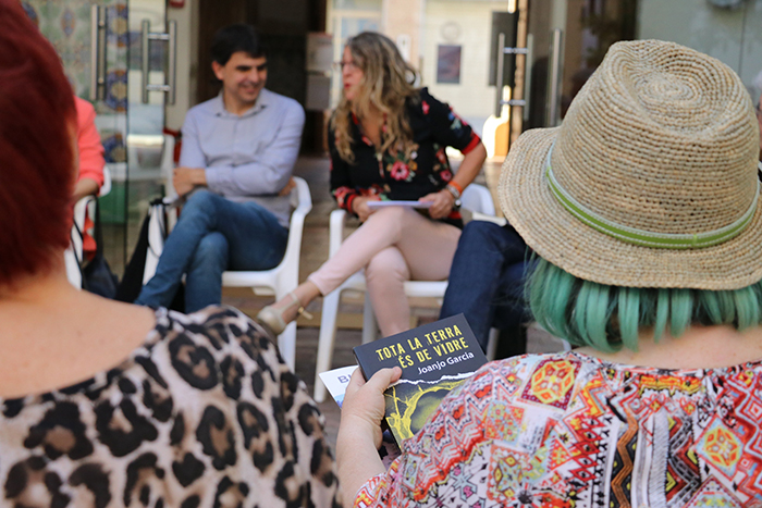 Última sesión antes el verano del club de lectura del Voluntariat pel Valencià de Torrent con el libro “Toda la tierra es de vidrio” Última sesión antes el verano del club de lectura del Voluntariat pel Valencià de Torrent con el libro “Toda la tierra es de vidrio”