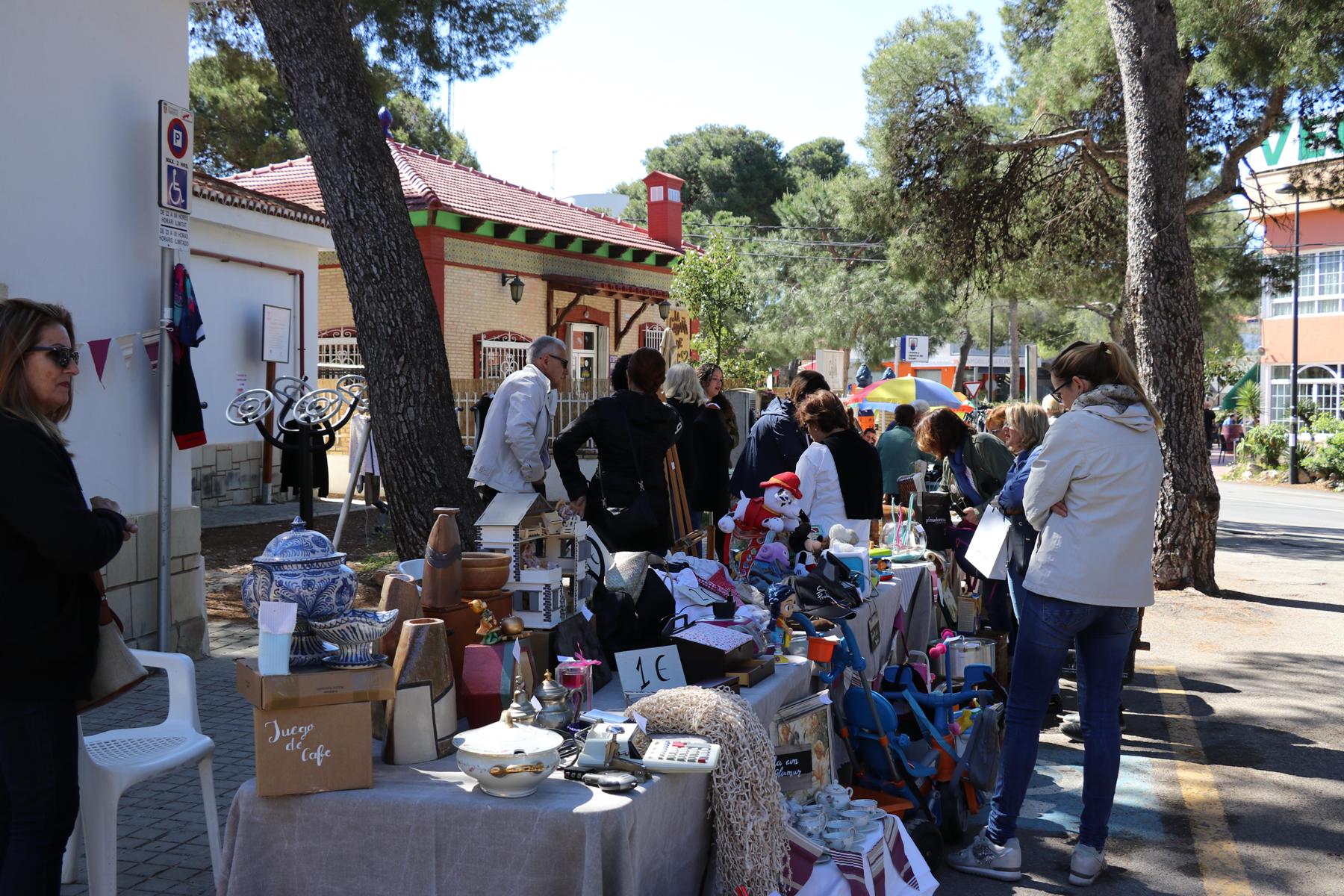 L’AV El Vedat celebra el seu primer mercat ambulant de segona mà