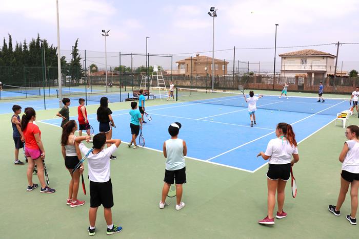 Más de 600 niños y niñas disfrutan de los Campus Deportivos de Torrent
