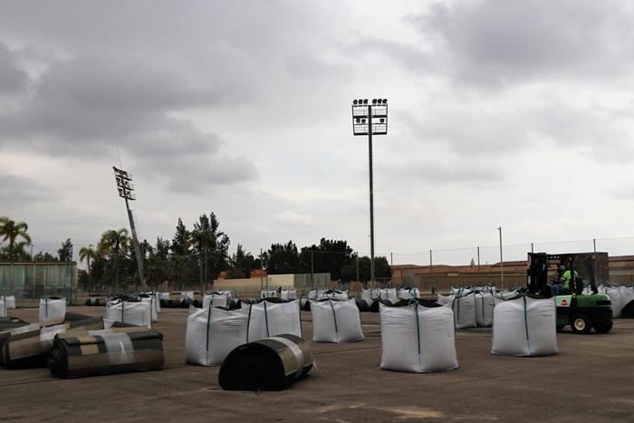 Comença la instal·lació de la nova gespa artificial dels camps de futbol de Parc Central