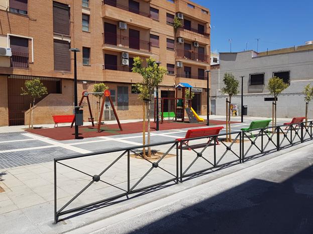 Nuevo parque en la plaza situada en el cruce de las calles Doctor Francisco Roselló y San Gregorio