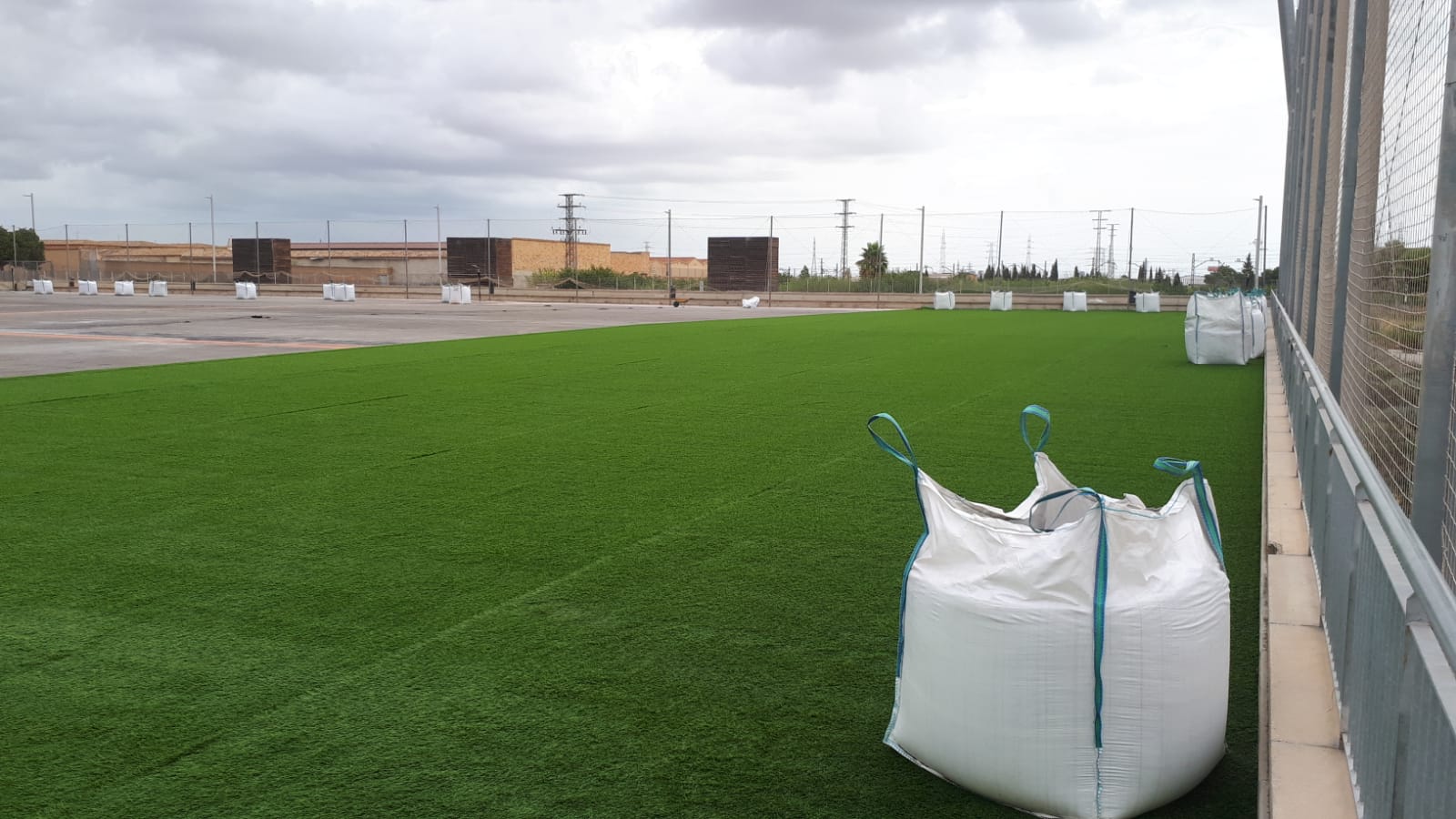 Se inicia la instalación del nuevo césped de los campos del fútbol del Parc Central
