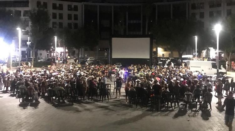 Les places de Torrent acullen a més de 5.100 espectadors amb Cinema Nits a la Plaça