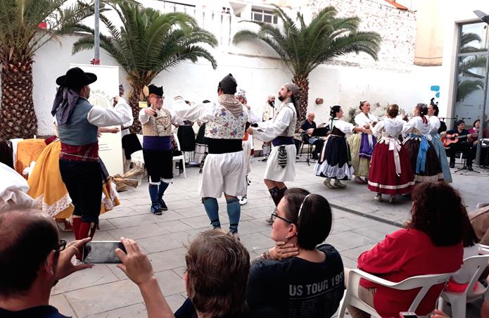 El Grup de Ball de Torrent homenajea a las personas mayores