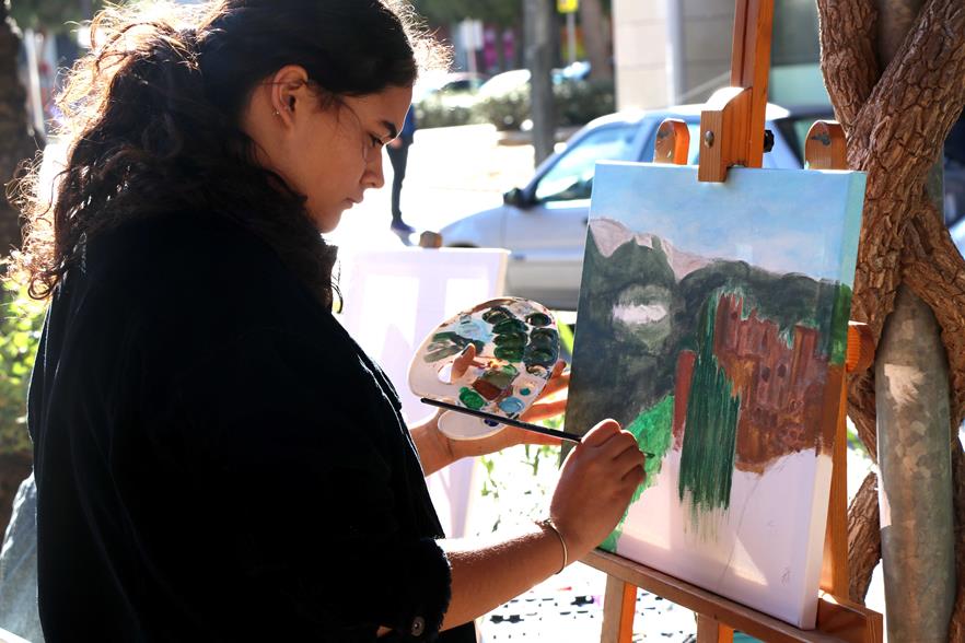 Los torrentinos y torrentinas salen a pintar a la avenida Genaro Palau