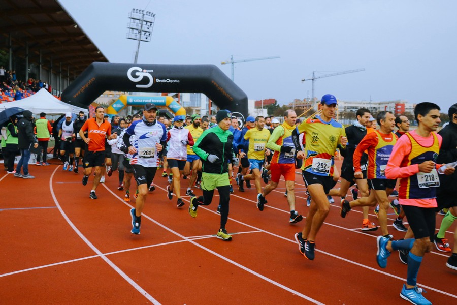 300 corredors desafien a la pluja i participen en la Mitja Marató Ciutat de Torrent