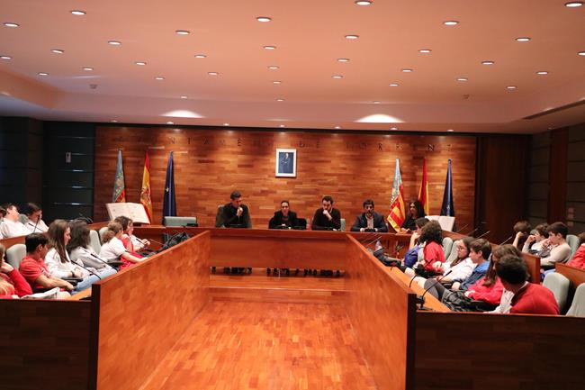L’alumnat del projecte Erasmus+ del col·legi Montsió visita l’Ajuntament de Torrent