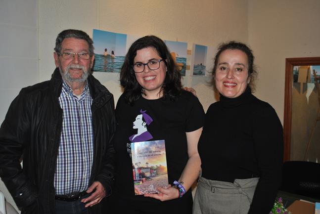 La escritora Helga Fernández presenta su nuevo libro en la AVV El Vedat