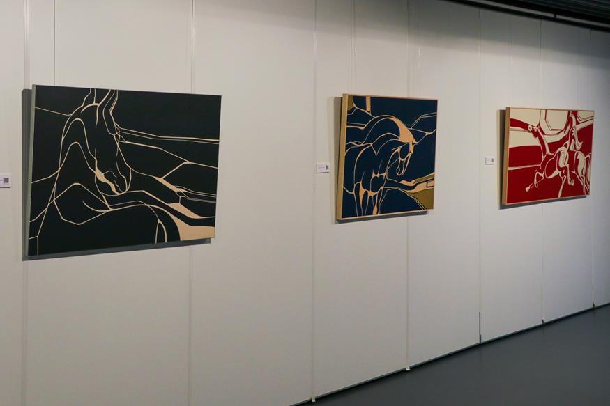 Se inaugura la exposición de pintura “Tres Cavalls”, de Núria Fernández