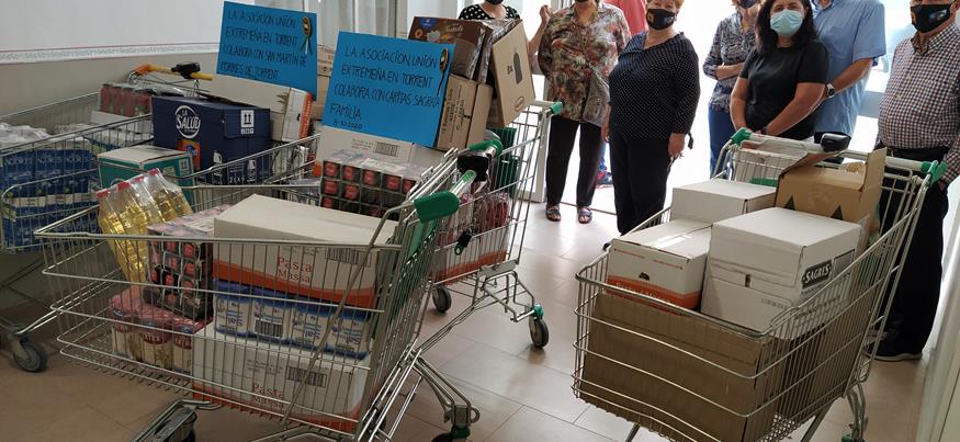 La Asociación Unión Extremeña de Torrent hace una donación de alimentos a Cáritas y al Hogar San Martín de Porres