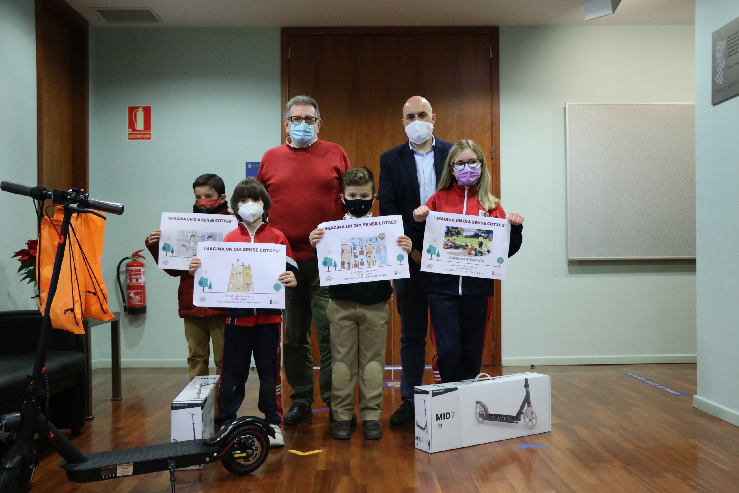 Torrent premia a los ganadores del concurso infantil de dibujo y fotografía ‘Imagina un día sin coches’