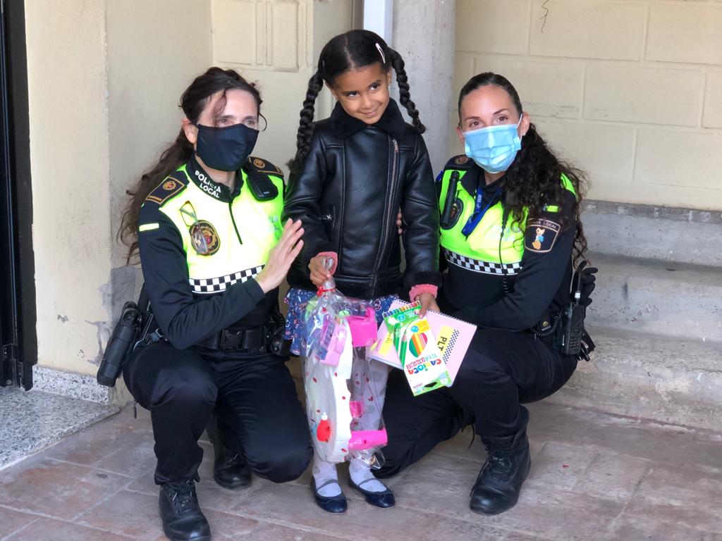La Policía Local reparte regalos e ilusión a los niños y niñas de Torrent