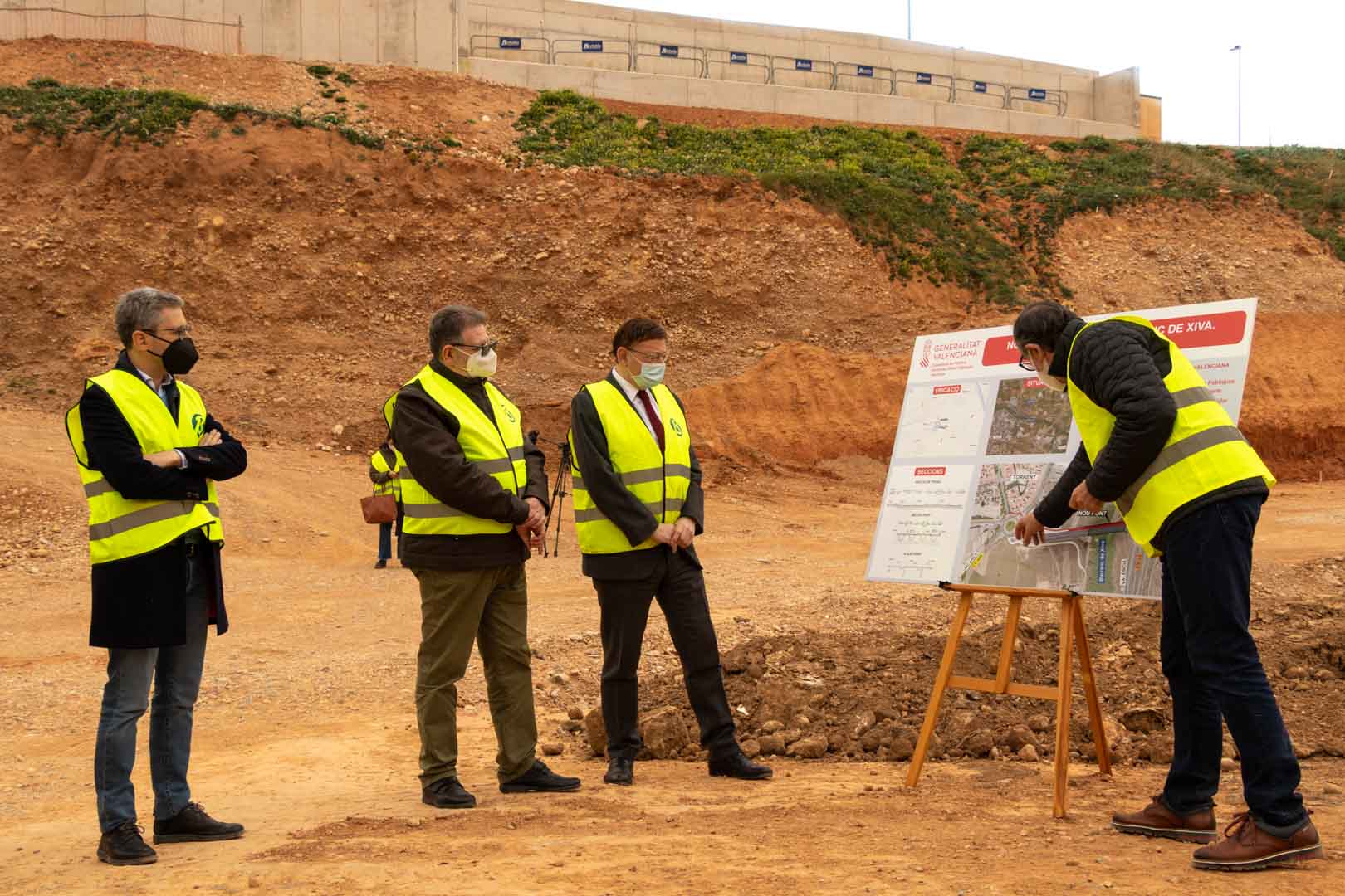 L’alcalde, Jesús Ros i el president, Ximo Puig comproven l’avanç de les obres del pont del barranc de Xiva