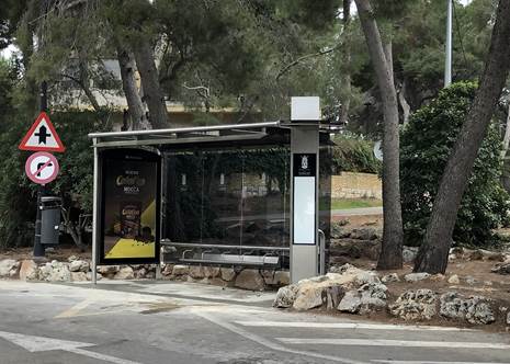 L’Ajuntament reubica la marquesina de bus situada enfront de la farmàcia del Vedat   