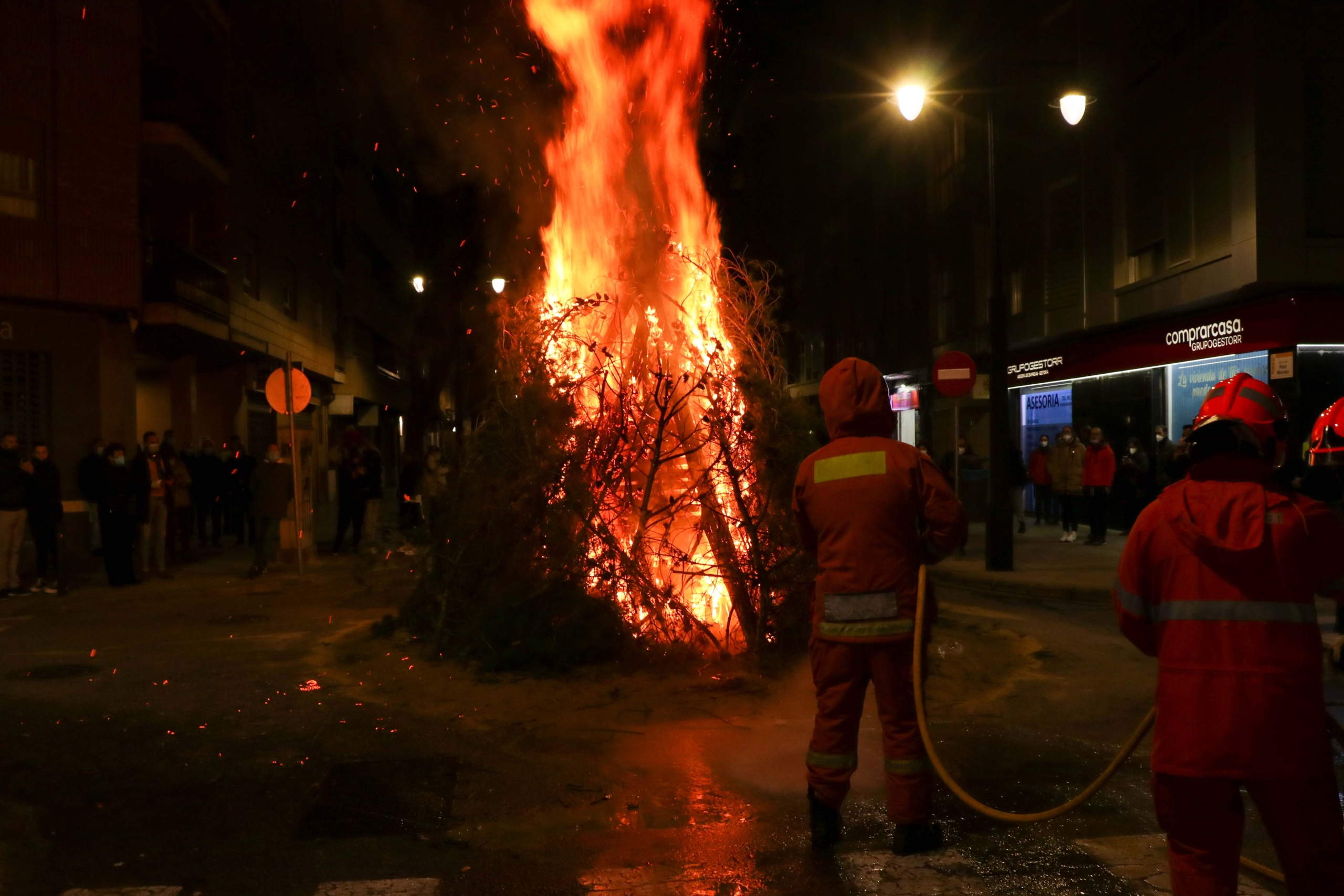 Torrent encén la tradicional foguera en honor a Sant Antoni Abat