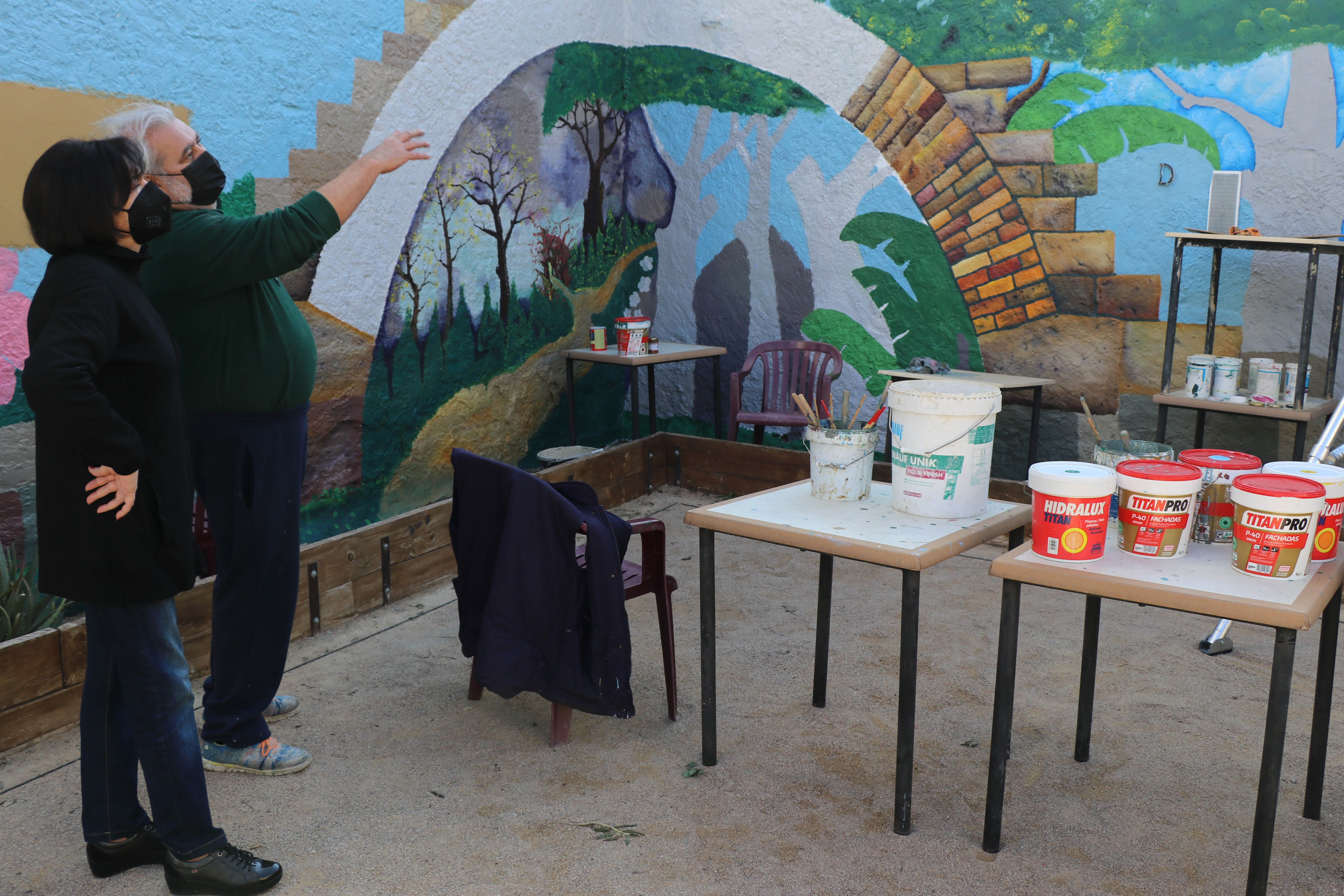 Les persones majors del centre Verge de l’Olivar decoren el pati amb un mural