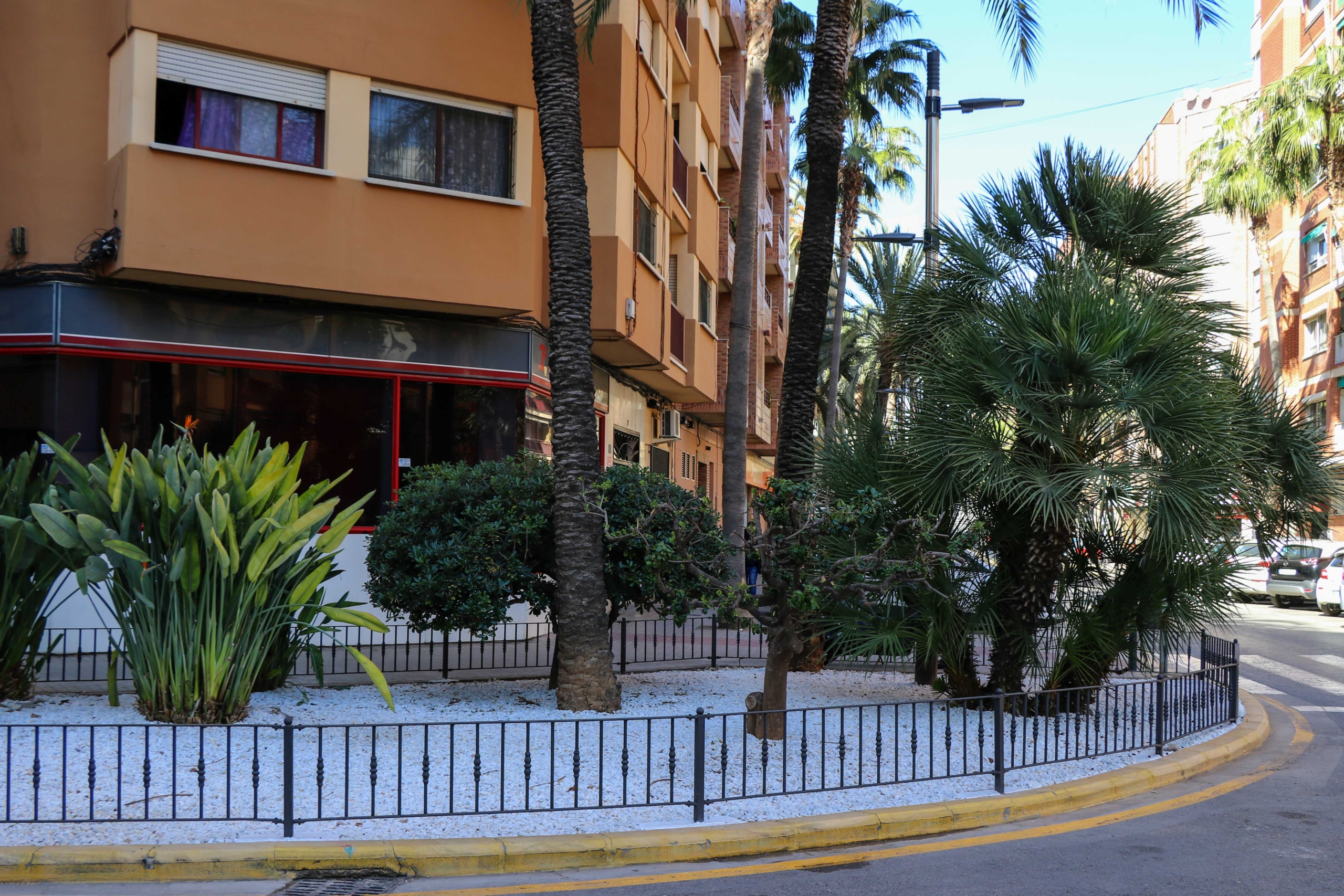 L’Ajuntament de Torrent redissenya les zones enjardinades del carrer de Sant Valerià