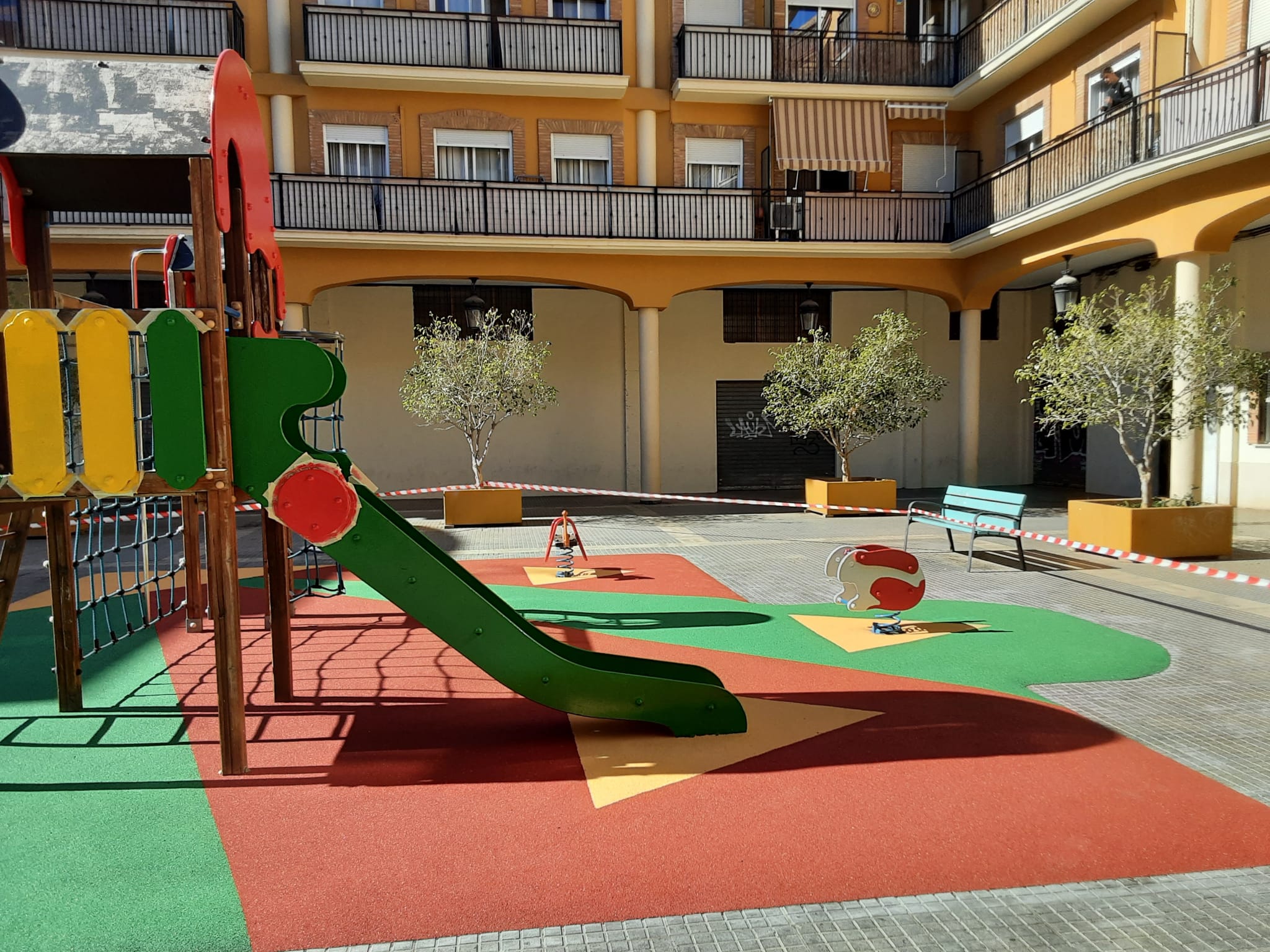 Torrent actualitza i substitueix el paviment de les àrees de jocs dels carrers del Pintor Miró, Sant Gregori i Sant Raimon de Penyafort