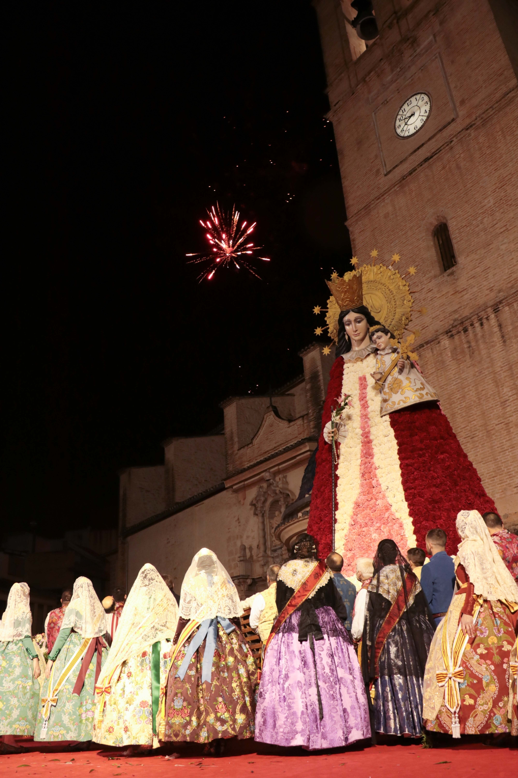 Cientos de falleros y falleras participan en la Ofrenda a la Virgen Maria de Torrent